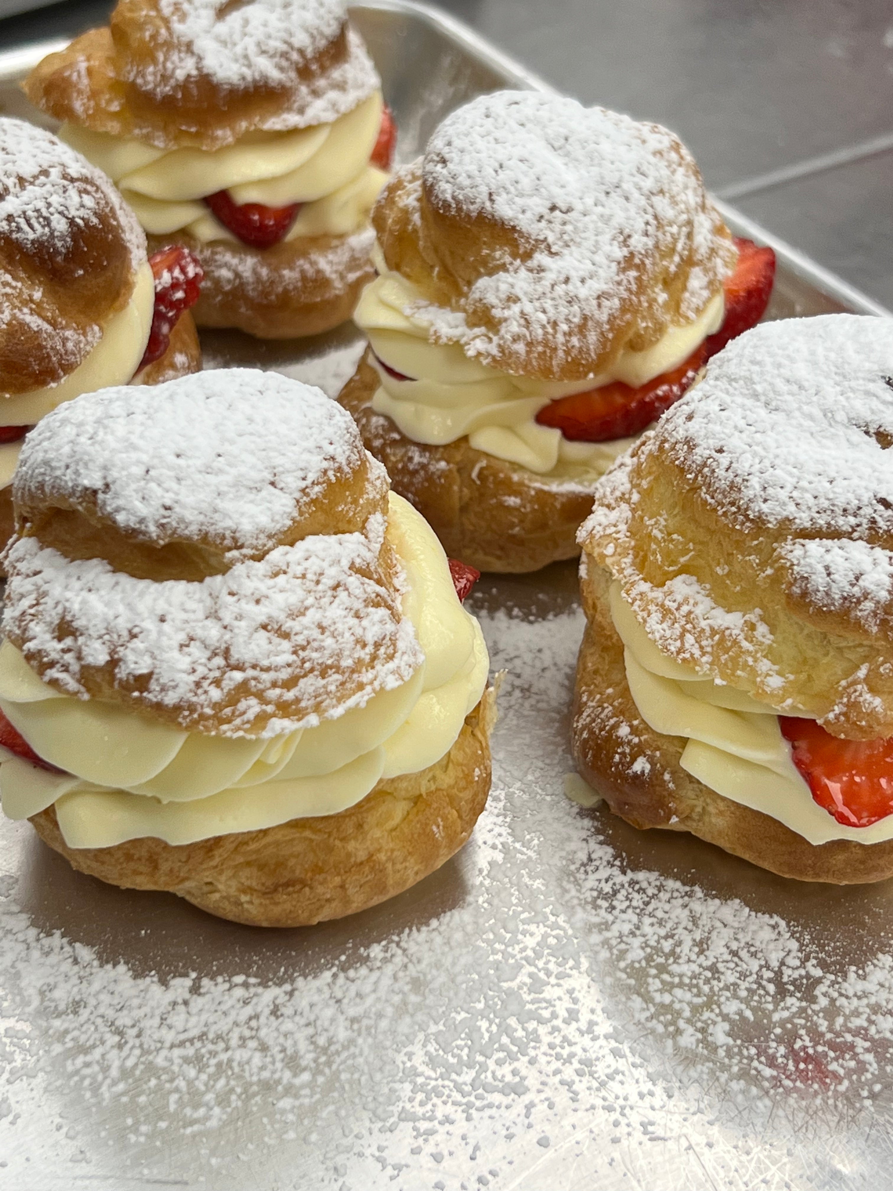 Cream Puff with fruit