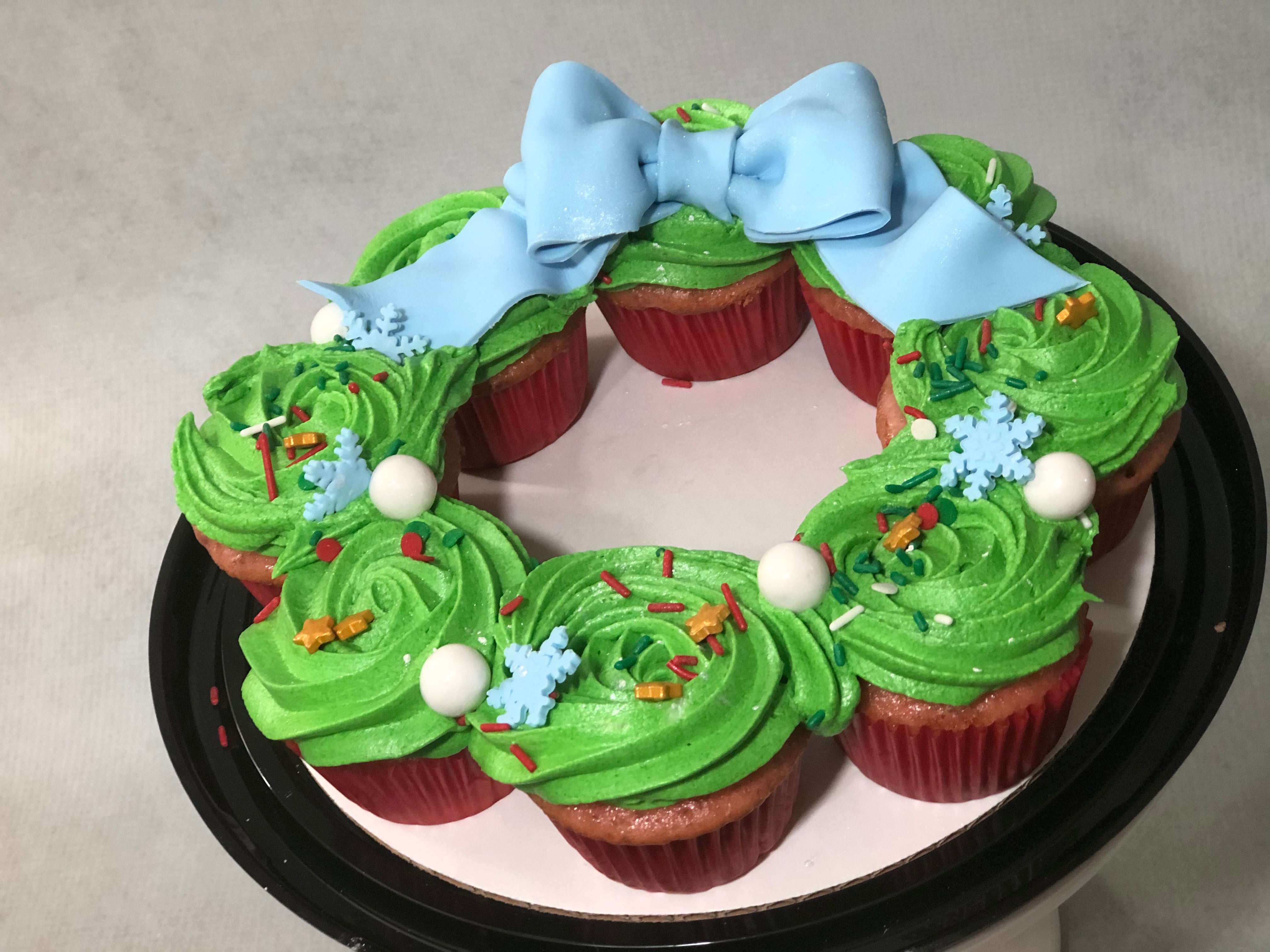 Christmas Cupcake Wreath (8 cupcakes )
